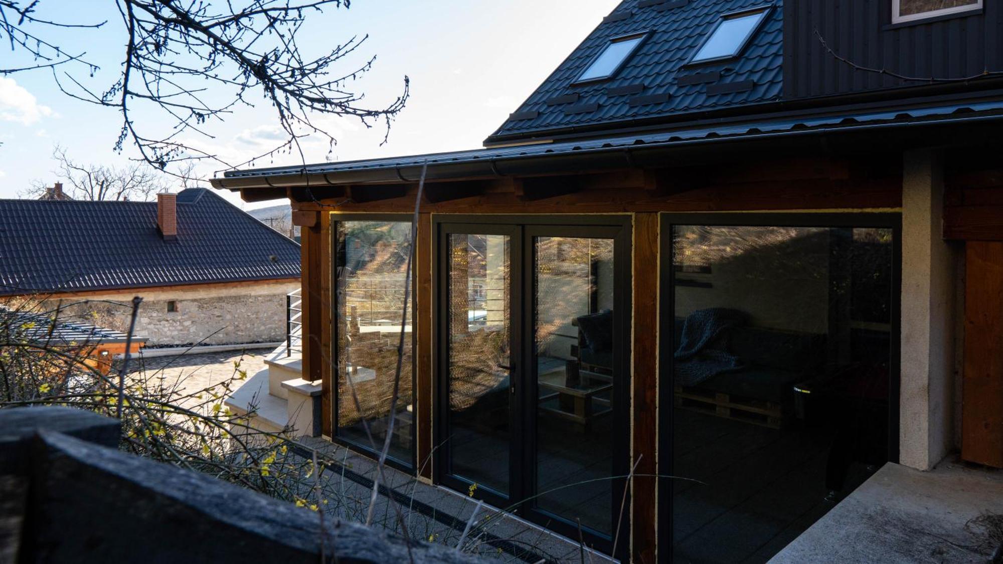 Family Apartman Eplény Eksteriør billede