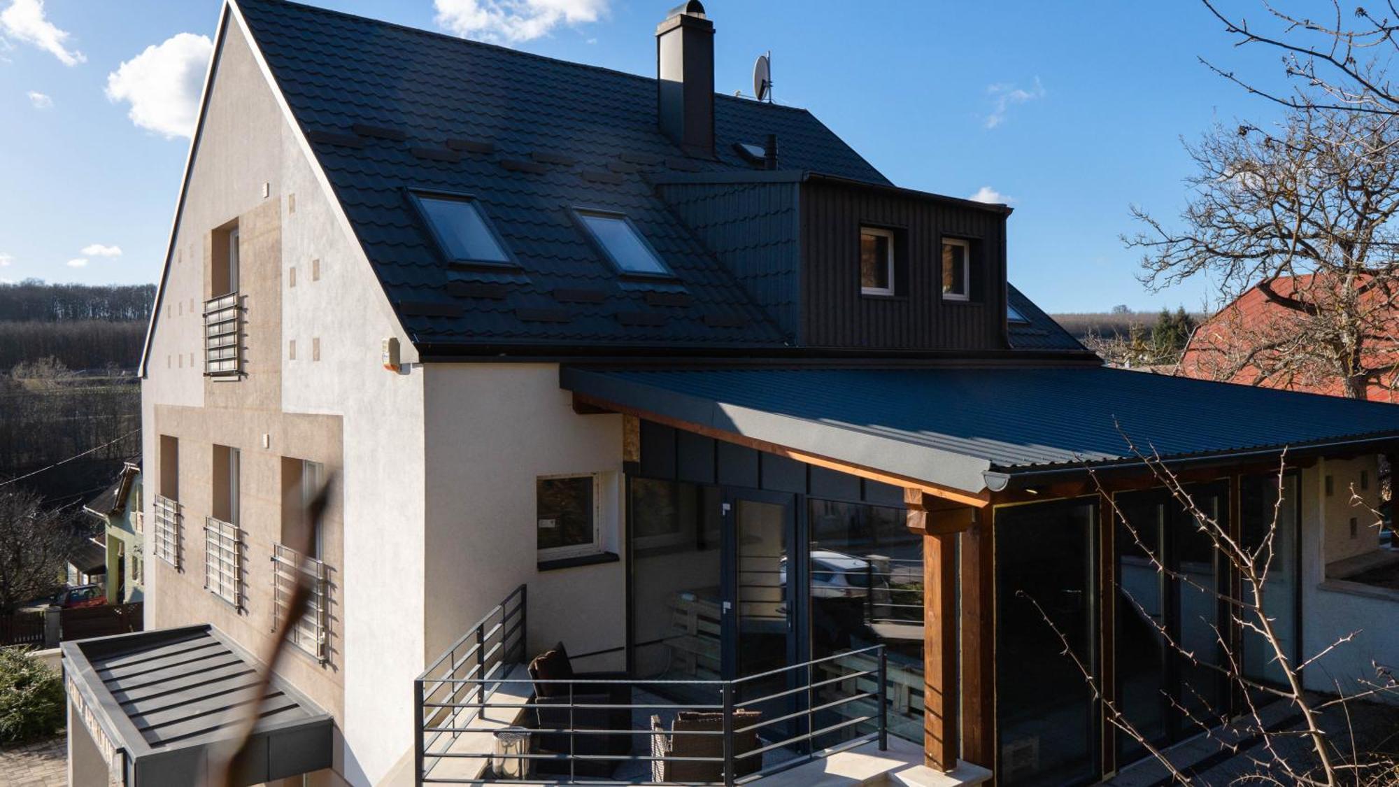 Family Apartman Eplény Eksteriør billede